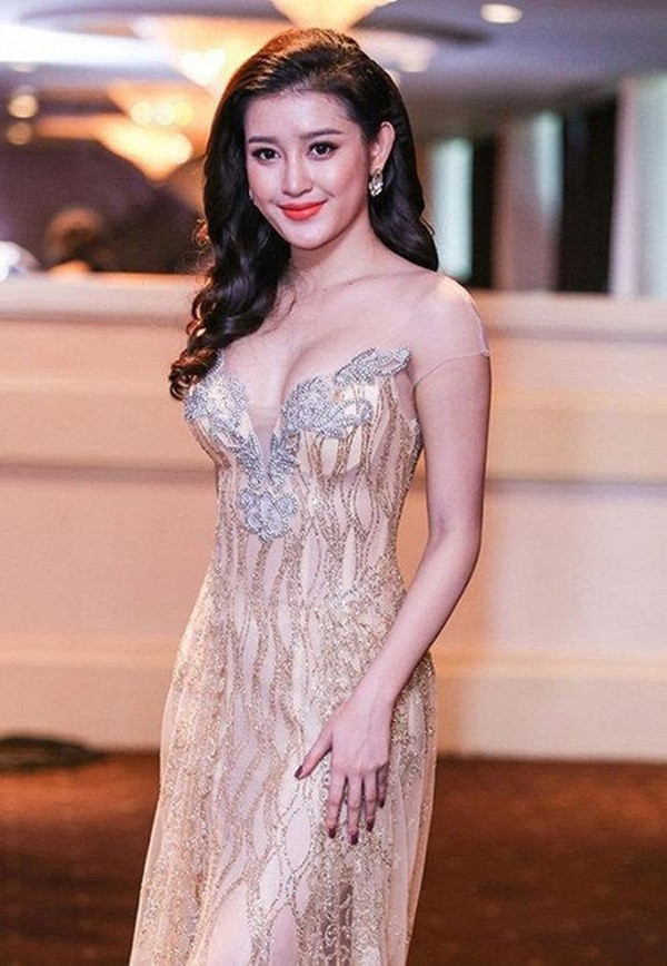 Á hậu Huyền My lộ mút ngực dù trên nền vải đã được sử dụng họa tiết đính kết để che chắn.