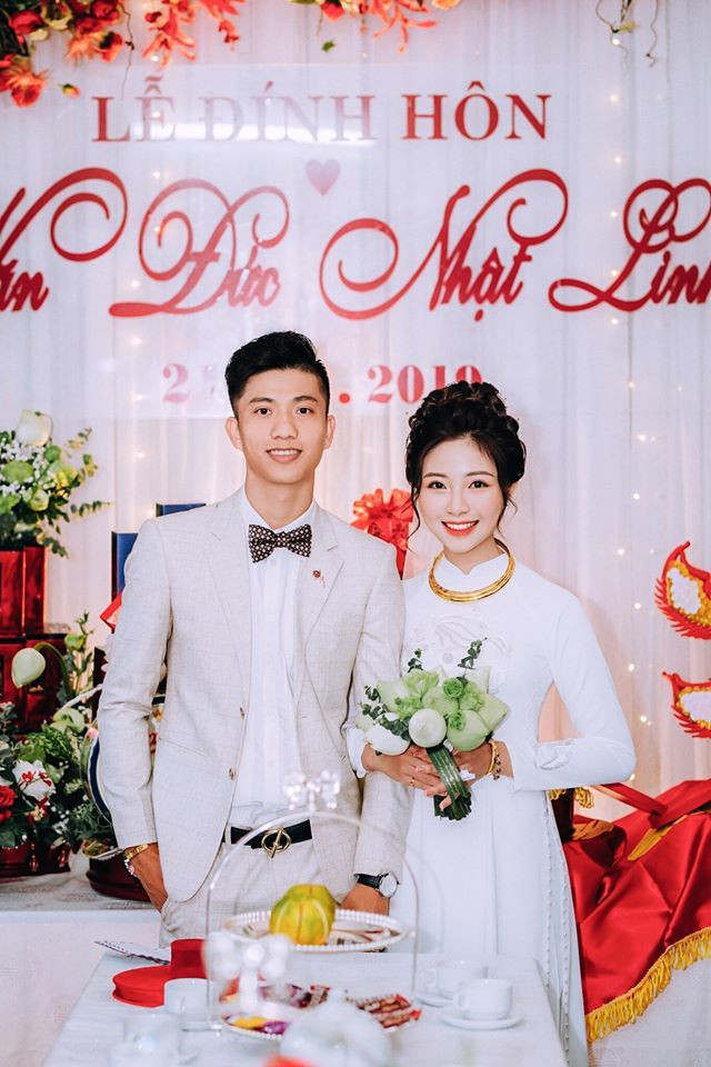 Tiền vệ Phan Văn Đức sinh ngày 11/4/1996. Không chỉ đẹp trai và đá bóng giỏi, chàng cầu thủ 23 tuổi này còn sở hữu gu thời trang nam tính, lịch lãm chẳng kém người mẫu. Gần đây, anh vừa tổ chức lễ ăn hỏi với bạn gái ở quê nhà Nghệ An.