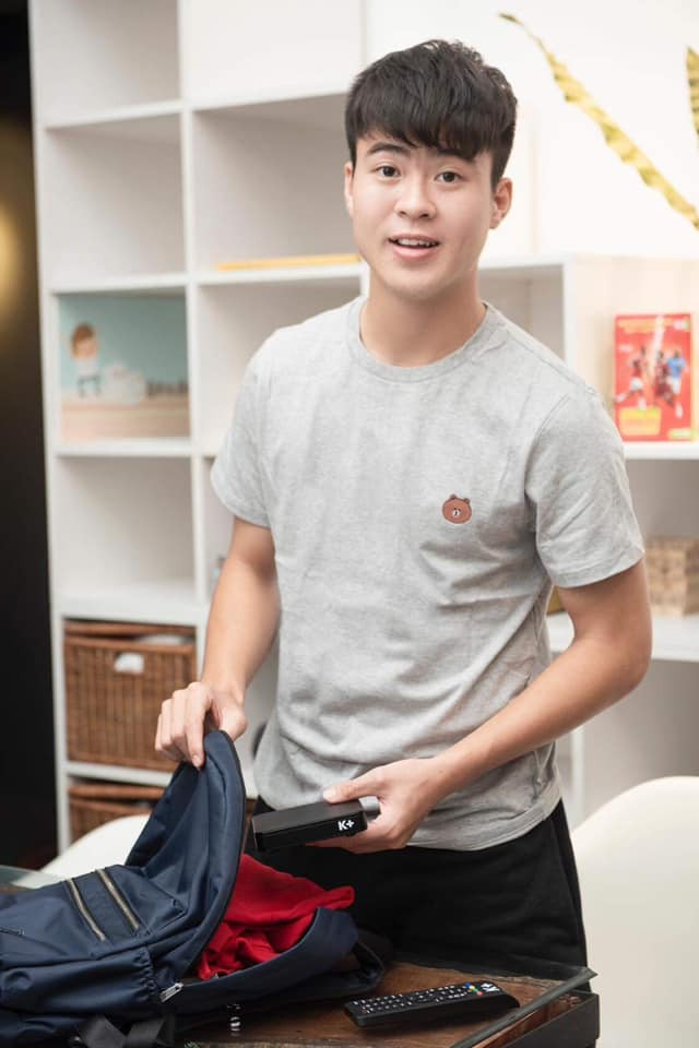 Dù chỉ mặc áo phông với quần ngố đơn giản nhưng Duy Mạnh vẫn toát lên nét bảnh bao và nam tính. Ảnh: FBNV. Video "Minh Hằng chia sẻ về phong cách thời trang". Nguồn: VTC.