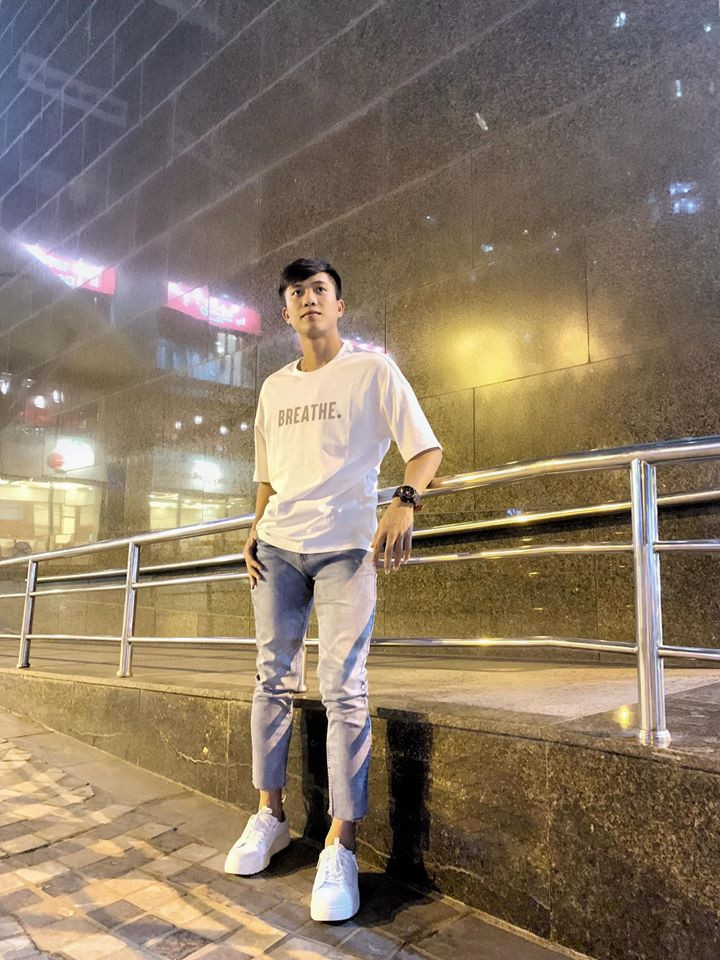  Phong cách thời trang trẻ trung, nam tính của Văn Đức thể hiện qua những set đồ đơn giản với gam màu trắng đen.