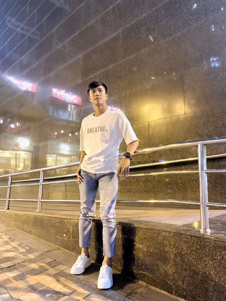  Phong cách thời trang trẻ trung, nam tính của Văn Đức thể hiện qua những set đồ đơn giản với gam màu trắng đen.