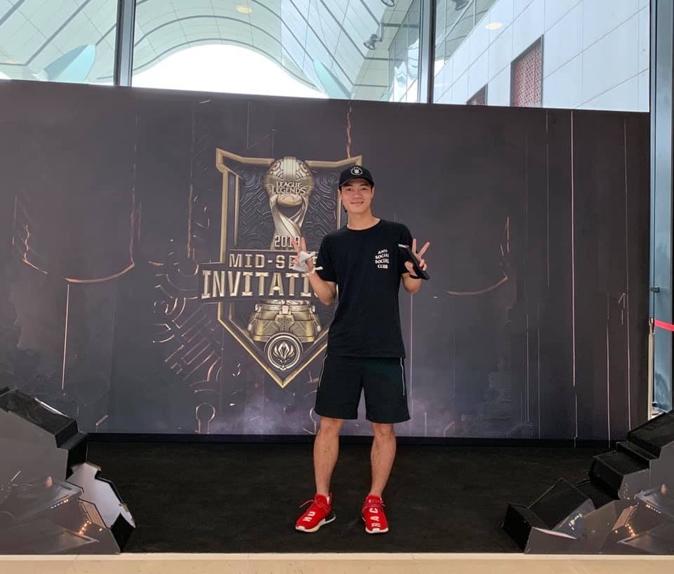 Văn Toàn diện bộ đồ đen thể thao phối với đôi giày sneaker đỏ cực khỏe khoắn và năng động.