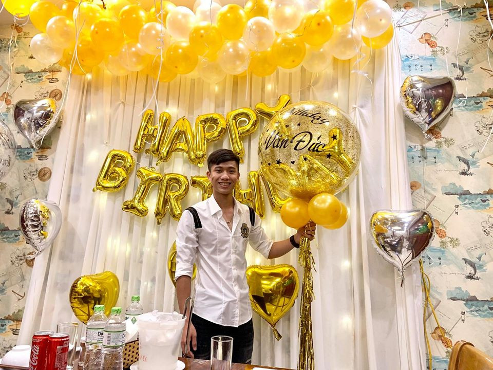 Chàng cầu thủ gốc Nghệ An diện sơ mi trắng bảnh bao.