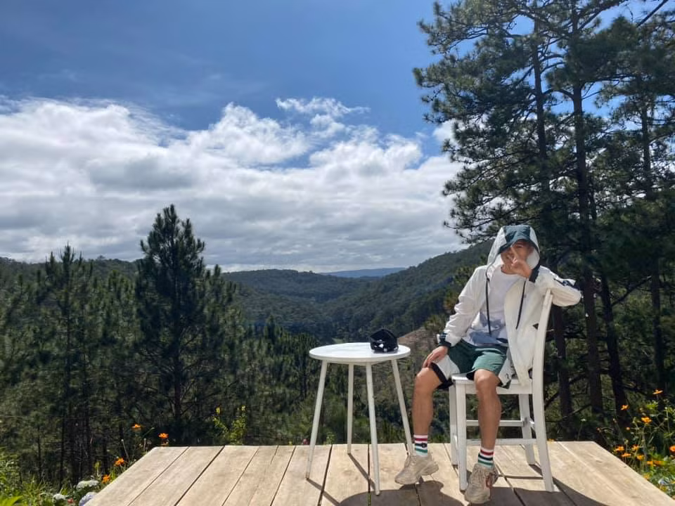 Cách phối đồ của Văn Toàn khá chất và ngầu chẳng kém các idol xứ Hàn.