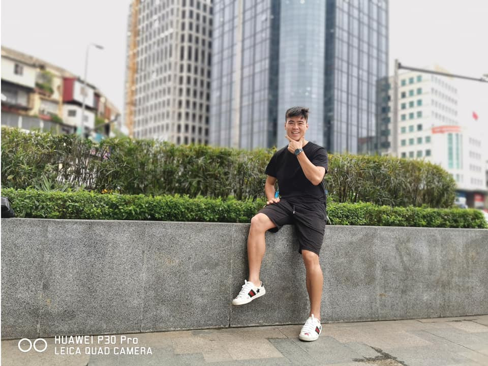 Ngoài đời, nam cầu thủ gốc Hà Nội cũng có gu ăn mặc khỏe khoắn và nam tính.