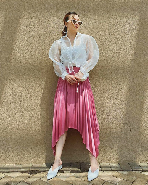 Yến Nhi cũng nhanh tay bắt trend với chiếc áo sơ mi vải sheer mỏng màu trắng.