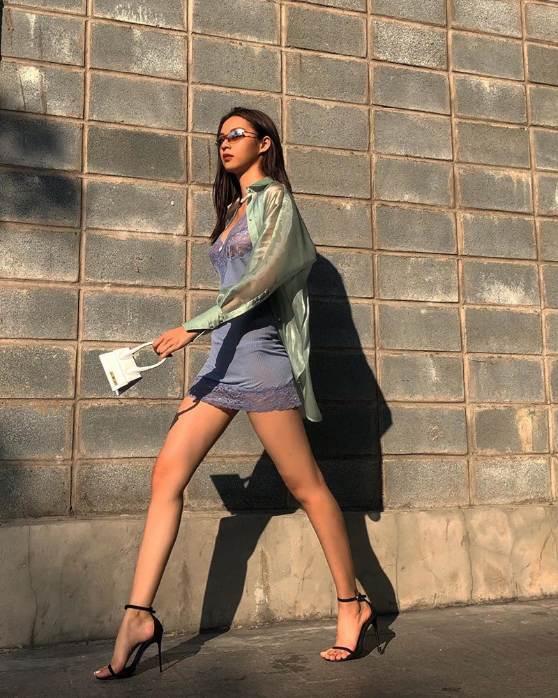 Phí Phương Anh cũng diện áo sơ mi xuyên thấu táo bạo phối kèm chiếc váy ren hai dây ngắn cũn cỡn xuống phố. 