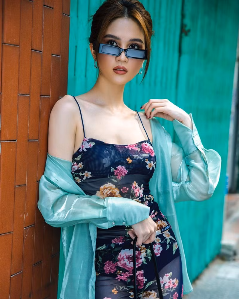 Chiếc áo sơ mi màu xanh ngọc bích phối cùng với bộ trang phục bên trong vừa tạo cảm giác kín đáo mà cũng vừa lả lơi, quyến rũ.