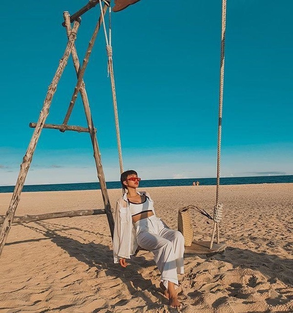 Yumi Thiên Nga bắt trend mốt sơ mi xuyên thấu bằng cách mix item này cùng croptop và quần ống rộng ton sur ton trắng.