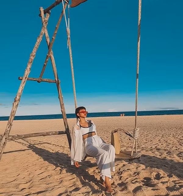 Yumi Thiên Nga bắt trend mốt sơ mi xuyên thấu bằng cách mix item này cùng croptop và quần ống rộng ton sur ton trắng.