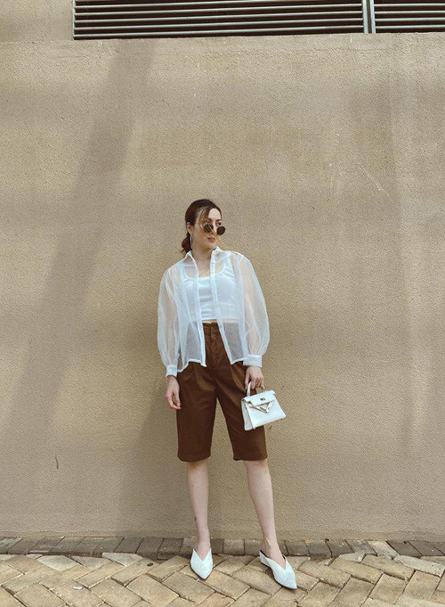 Mẫu áo mỏng tang được Yến Nhi mix-match linh hoạt cùng chân váy xếp ly, quần short và áo hai dây.