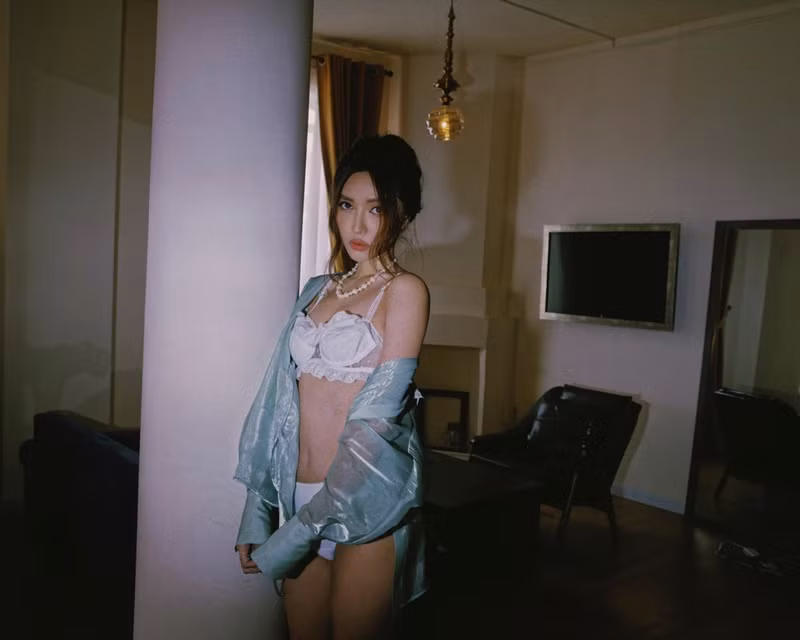 Bắt trend diện áo vải bóng xuyên thấu, Bích Phương cực táo bạo khi khoe ảnh diện nội y trắng cùng trang phục hot trend.