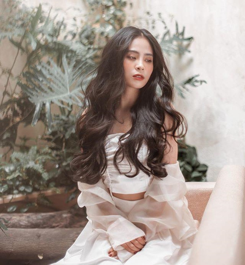 Kiều Anh khoác áo trendy cùng croptop được thiết kế có phần dây rút độc đáo ở hay bên. Cô nàng tạo cho người ta một cảm giác mong manh, gợi cảm đến hút hồn.