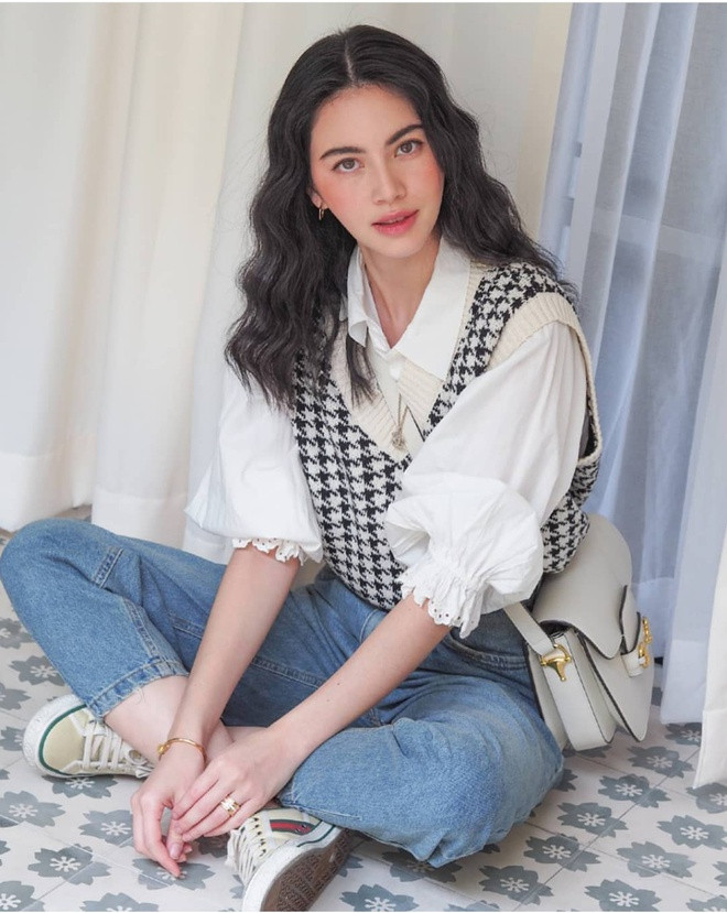 Nàng "ma nữ Thái Lan" trông cực kỳ trẻ trung và nữ tính với set đồ công sở.