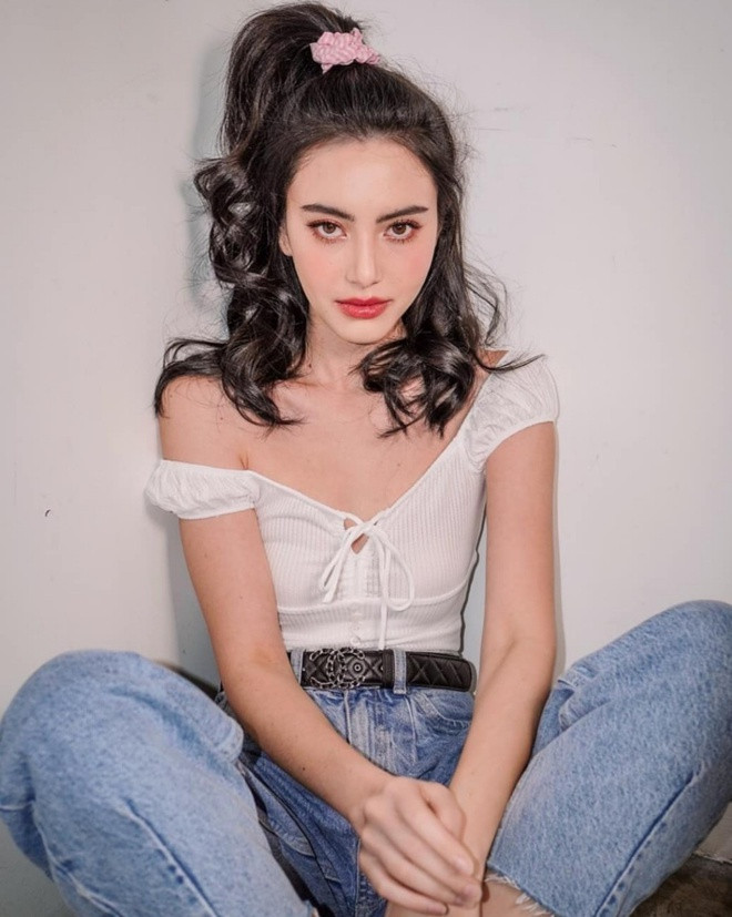 Với cô nàng chuộng phong cách gợi cảm, Mai Davika cũng chia sẻ cách phối trang phục với áo trễ vai và quần jean cá tính.