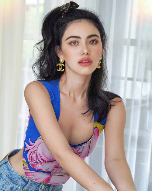 Mỹ nhân Thái Lan còn chăm chỉ đổi phong cách thời trang mỗi ngày, từ gợi cảm đến thanh lịch, nữ tính.