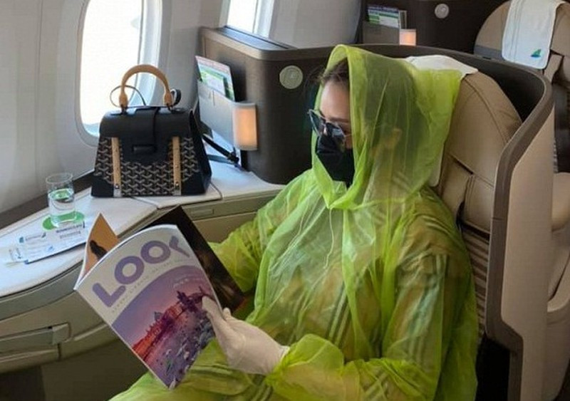 Trong lúc tình hình dịch Covid-19 diễn biến khó lường, Quế Vân mặc áo mưa đi máy bay để phòng ngừa nguy cơ lây nhiễm virus. Cựu người mẫu khẳng định bản thân muốn phòng bệnh và bảo vệ cho cộng đồng nên quyết định áp dụng cách này.