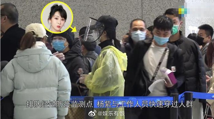 Trong bối cảnh dịch Covid-19 đang diễn biến phức tạp, Dương Tử không còn màng đến hình tượng, mặc cả áo mưa ra sân bay. Ngày 8/3, Dương Tử có mặt tại sân bay Ninh Ba, Trung Quốc, với thời trang sân bay cực kín đáo.