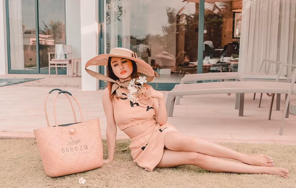 Mina Phạm rất cầu kỳ trong việc giữ dáng, làm đẹp da. Ngoài dưỡng da, cô còn chăm chỉ dùng thêm máy đẩy tinh chất giúp sản phẩm dưỡng phát huy tác động tối ưu.