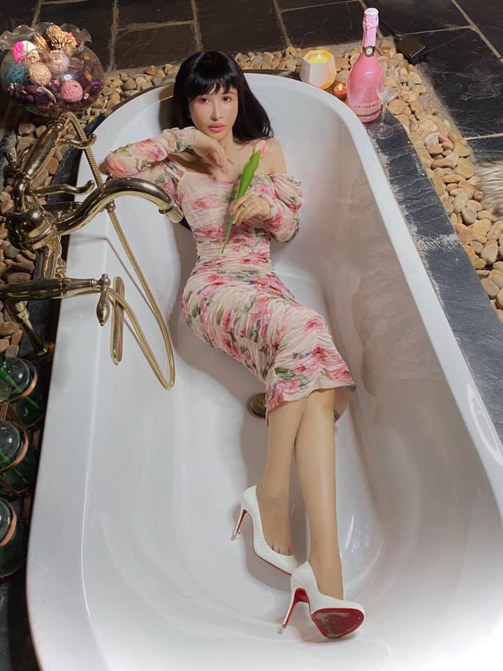 Đáng chú ý, Mina Phạm còn sử dụng "đông trùng hạ thảo" như một phương thuốc để dưỡng nhan, chăm dáng.