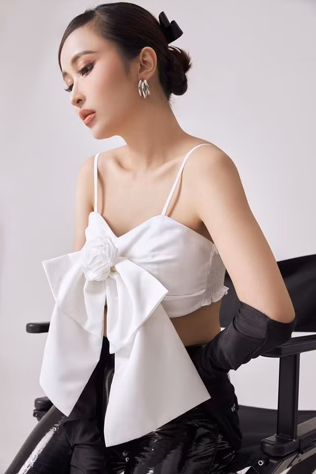 Mina Phạm thường xuyên khoe vóc dáng nóng bỏng qua các thiết kế kiệm vải như bikini, croptop, váy áo hai dây... Ảnh: FB. Mời độc giả theo dõi video "Bí quyết làm đẹp của sao Việt". Nguồn: VTC.