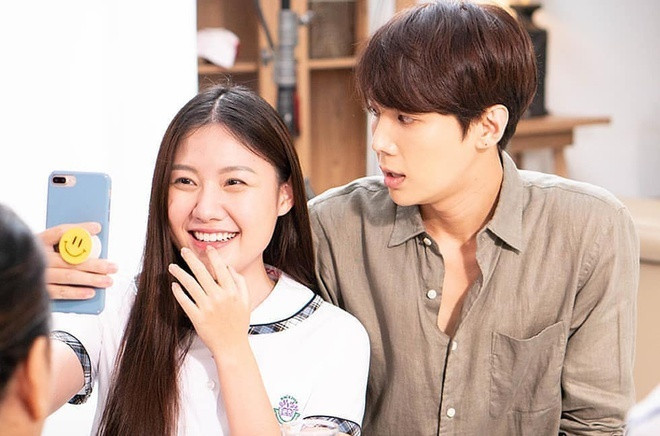 Huỳnh Ân (sinh năm 1999) sở hữu gương mặt trái xoan cân đối, nụ cười tươi rạng rỡ và đôi mắt rất sáng. Cô nàng em gái Trấn Thành xinh đẹp hút ánh nhìn không thua gì các cô nàng hot girl đình đám của Vbiz.