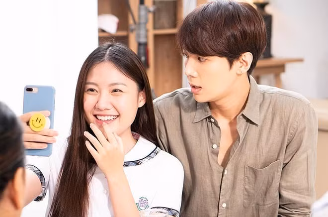 Huỳnh Ân (sinh năm 1999) sở hữu gương mặt trái xoan cân đối, nụ cười tươi rạng rỡ và đôi mắt rất sáng. Cô nàng em gái Trấn Thành xinh đẹp hút ánh nhìn không thua gì các cô nàng hot girl đình đám của Vbiz.