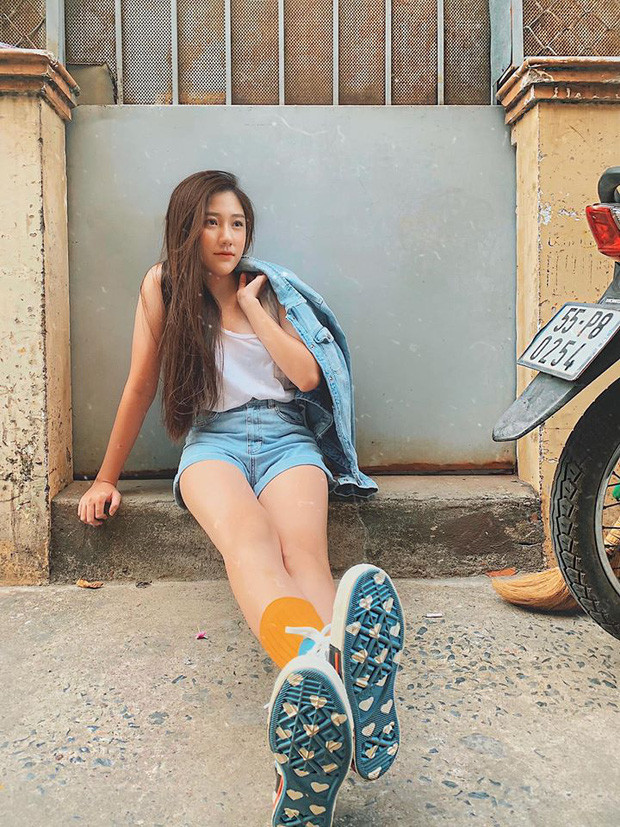 Phong cách ăn mặc giản dị của Huỳnh Ân giống đại đa số các cô nàng sinh viên đồng trang lứa khi trung thành với quần jeans và áo phông khỏe khoắn.