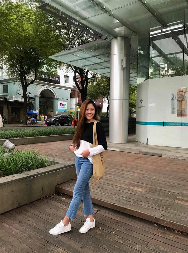 Chẳng cần trang điểm “lồng lộn”, cô gái 21 tuổi lúc nào cũng ăn mặc đơn giản, năng động mà vẫn toát lên thần thái và sức hút riêng cho mình.