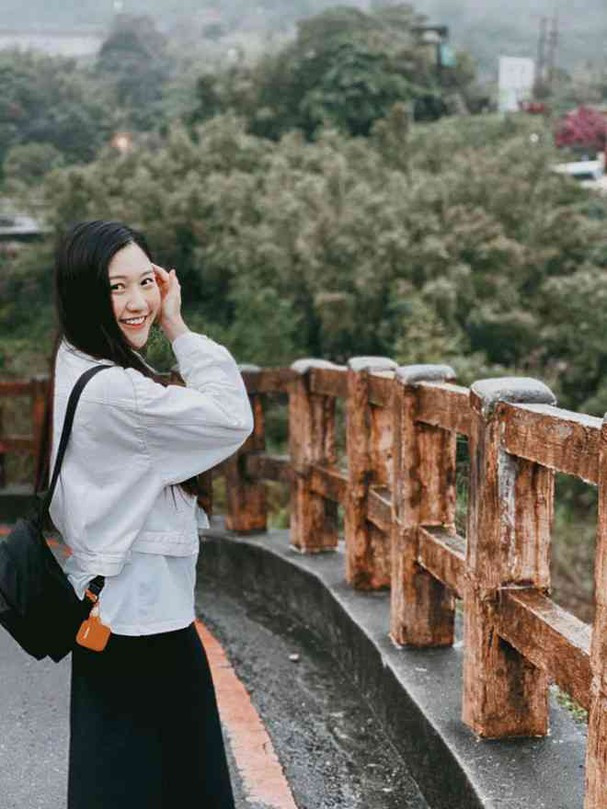 Cô nàng luôn chọn trang phục giản dị đúng với lứa tuổi đôi mươi của mình.