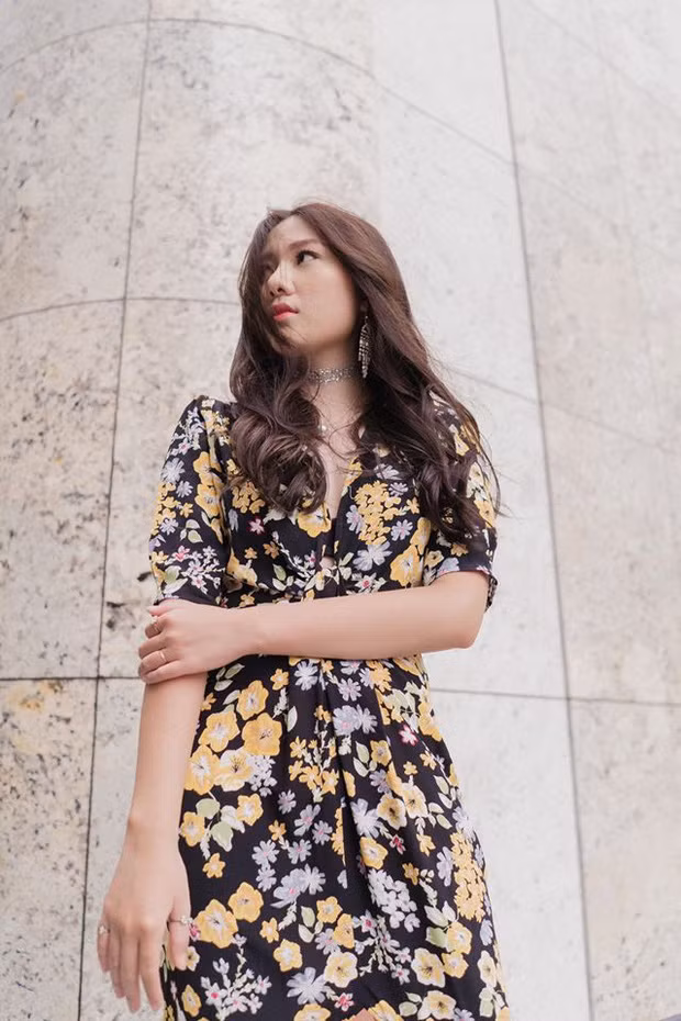 Khi xuất hiện trong những bức hình thời trang Huỳnh Ân lại như lột xác thành con người khác. Ánh mắt sắc lạnh, phong cách gợi cảm cùng thần thái lạnh lùng kiêu sa của cô nàng luôn khiến người hâm mộ bất ngờ. Ảnh: Internet. Mời độc giả theo dõi video "Minh Hằng chia sẻ về phong cách thời trang". Nguồn: VTC.