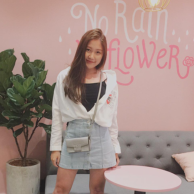 Không cầu kỳ hay khoa trương khi là em gái út của một danh hài/MC nổi tiếng nhất Vbiz, Huỳnh Ân vẫn luôn ăn mặc giản dị, nhí nhảnh đúng với tuổi đôi mươi của mình.