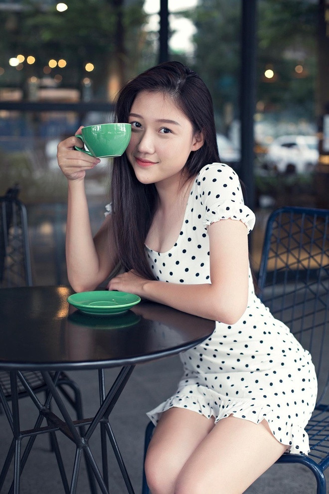 Hình ảnh mặc váy ngắn gợi cảm hiếm hoi của Huỳnh Ân.