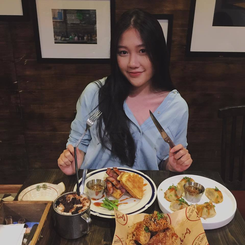 Phong cách của Huỳnh Ân gắn liền với nét trẻ trung năng động hợp với tuổi đôi mươi mà vẫn khoe dáng triệt để.