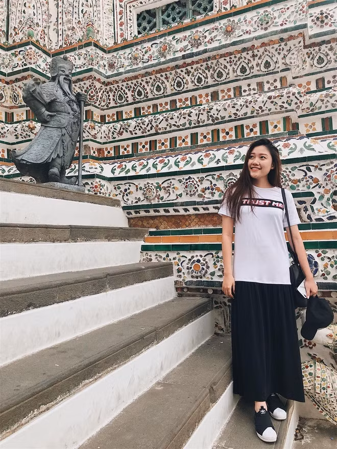 Cô nàng sở hữu vóc dáng cao ráo (1m68) nên dễ dàng kết hợp các kiểu trang phục năng động trẻ trung, hay những bộ váy liền nữ tính ngọt ngào.