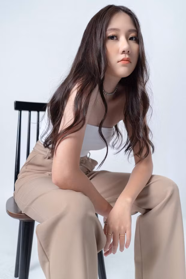 Dù có anh trai là một danh hài/ MC nổi tiếng thời thượng, giàu có nhất nhì Vbiz nhưng gu thời trang của Huỳnh Ân cũng rất đơn giản.