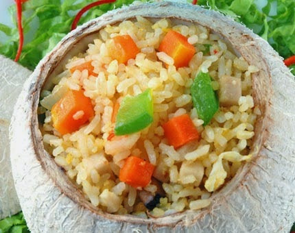 Ăn cơm dừa kèm theo một đĩa tôm rang mới đúng điệu, nhưng tôm phải là tôm đất (được bắt lên từ ao hồ, kênh rạch) mới ngon. Tôm bắt về cắt đầu đuôi, rửa sạc, để ráo, ướp chút muối, nước mắm, đường cho thấm.