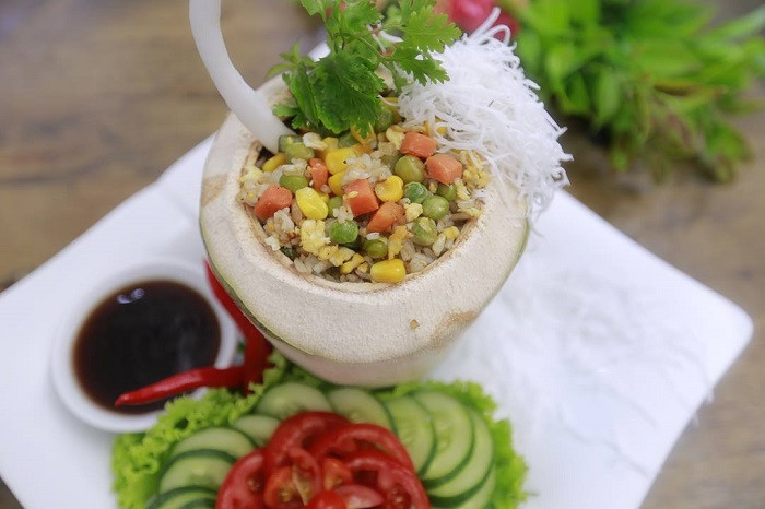 Nhấp nháp miếng cơm dừa, nhai giòn giòn con tôm đất, cảm nhận được hết mùi thơm, vị ngon ngọt, béo bùi của món ăn. Nếu có dịp về Bến Tre, bạn nhớ tìm và thưởng thức món cơm dừa thơm ngậy này. Ảnh: Internet. Mời độc giả theo dõi video "Chế biến món ngon từ nấm đông cô". Nguồn: VTC.