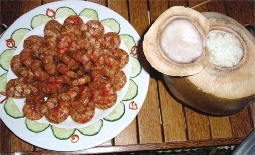 Cách làm món cơm dừa của người dân Bến Tre không khác với cơm lam của đồng bào Tây Bắc là mấy. Nếu cơm lam nấu trong ống nứa với nước suối, chín bằng cách đốt trực tiếp trên lửa thì cơm dừa chín bằng nước dừa và hấp cách thủy.