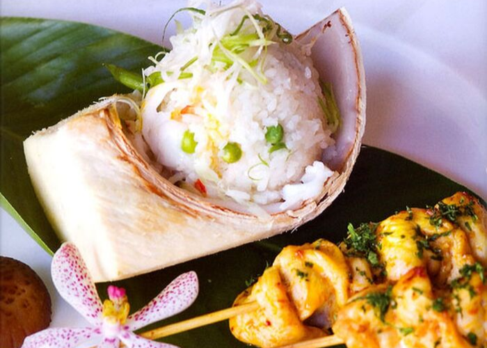 Để cơm dừa ngon thì lượng nước dừa và gạo phải vừa khéo, nước ít quá cơm sẽ cứng, nhiều thì cơm nhão. Nếu là người làm quen tay thì chỉ cần nghe mùi thơm từ nồi hấp bay ra sẽ biết cơm chín hay chưa.