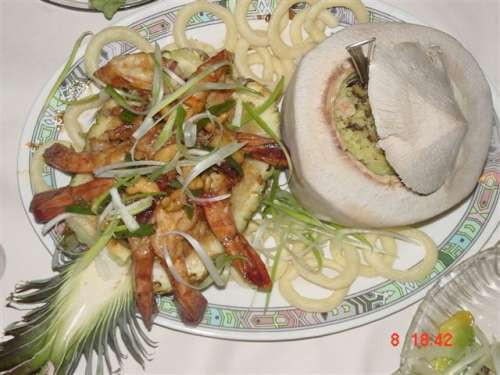 Cơm nấu chín vẫn phải để trong nồi hấp cho nóng vì cơm dừa hay bị sậm màu, hoặc ngả màu tím khi ra ngoài không khí.