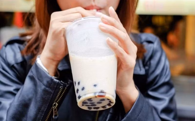 Co gai bi suy than vi “nghien” tra sua: Loi canh tinh cho gioi tre