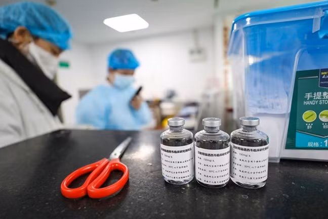 Remdesivir tri COVID-19 that bai, the gioi cho thuoc nao?