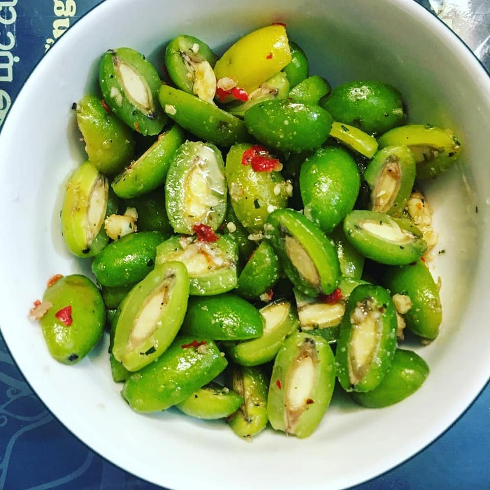 Những quả nhót dùng để cuộn thường khá non, hạt còn mềm, chưa chua gắt. Nếu lựa chọn quả quá lớn thì vị chua nhiều, hạt cứng. Bắp cải cũng cần lựa chọn những lá không già, không quá non.