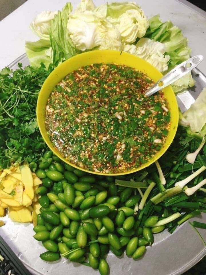 Việc ăn kèm với bắp cải hoặc lá tỏi là để làm giảm vị chua chát của nhót xanh cũng như kích thích vị giác.