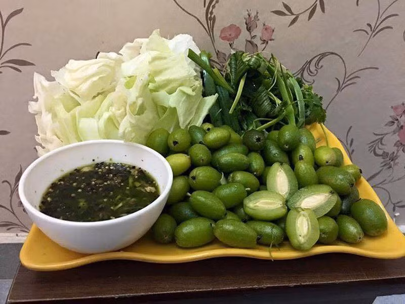 Quan trọng nhất trong cái món “chua, chát” này là bát chẩm chéo. Chẩm chéo là sự hòa quyện của tỏi khô, gừng, ớt, rau mùi…Tất cả đều được giã nhuyễn trộn vào chút nước mắm hoặc muối, mì chính hoặc một chút đường.