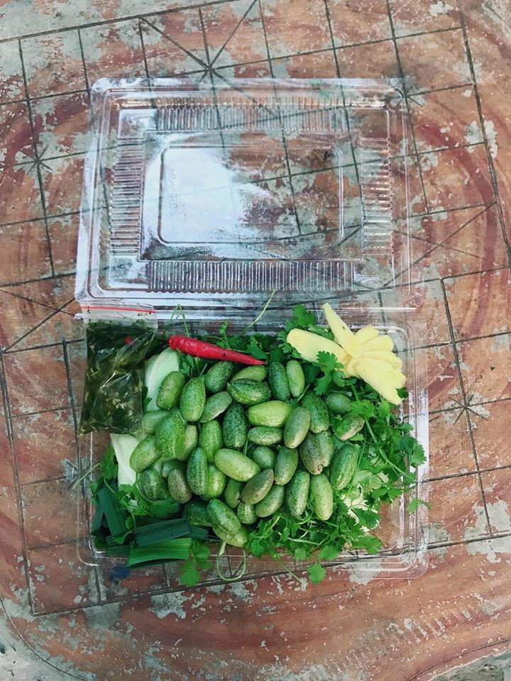 Vị chua chua chát chát của nhót non quyện cùng vị mát, giòn của bắp cải, cái thơm hăng, cay nồng của mùi, lá tỏi, gừng và cả cái mặn mòi, thơm nức của chẩm chéo.