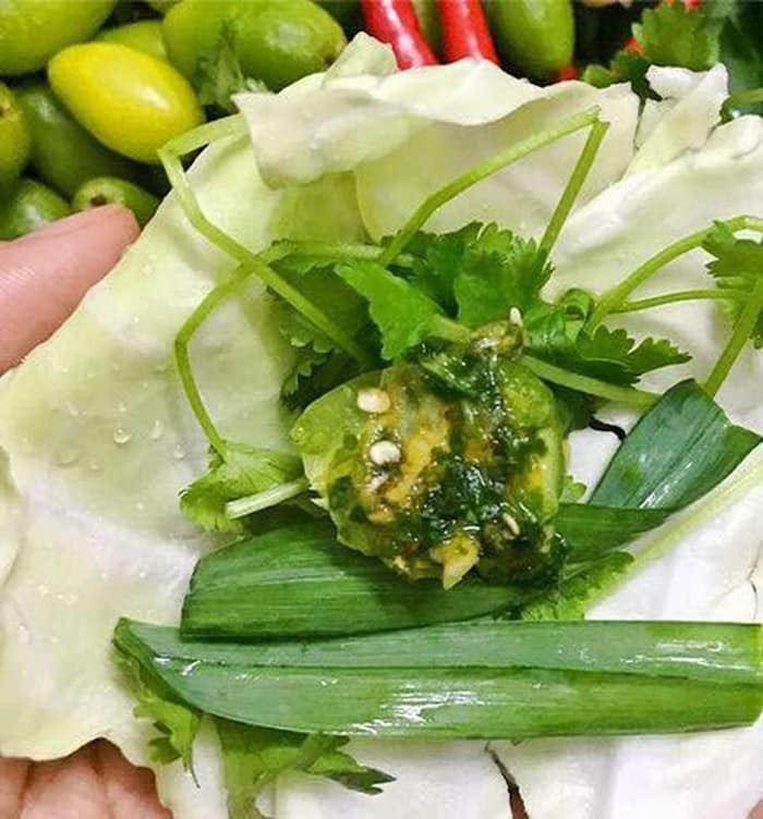Chỉ mới nhìn thấy miếng nhót xanh cuộn bắp cải thôi người ta đã ứa nước miếng rồi chứ chưa nói tới việc thử ăn.