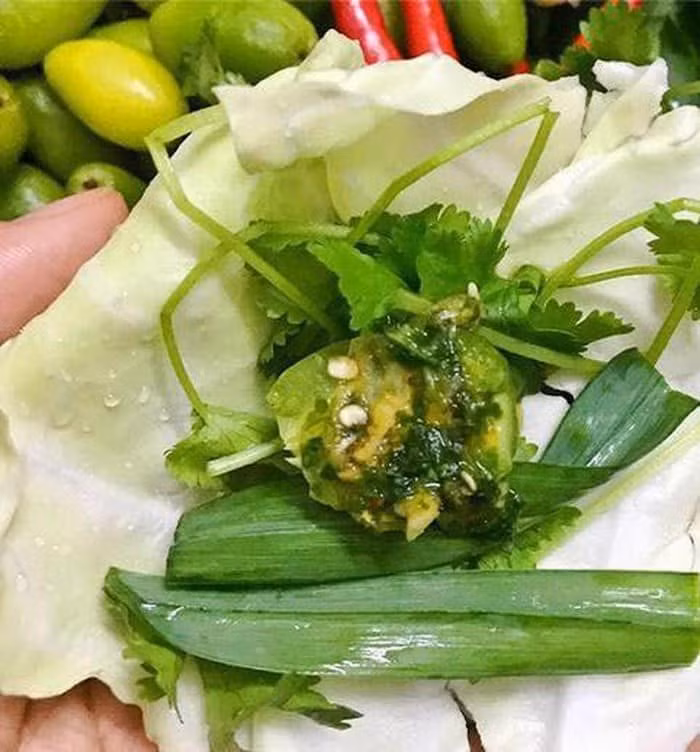 Chỉ mới nhìn thấy miếng nhót xanh cuộn bắp cải thôi người ta đã ứa nước miếng rồi chứ chưa nói tới việc thử ăn.