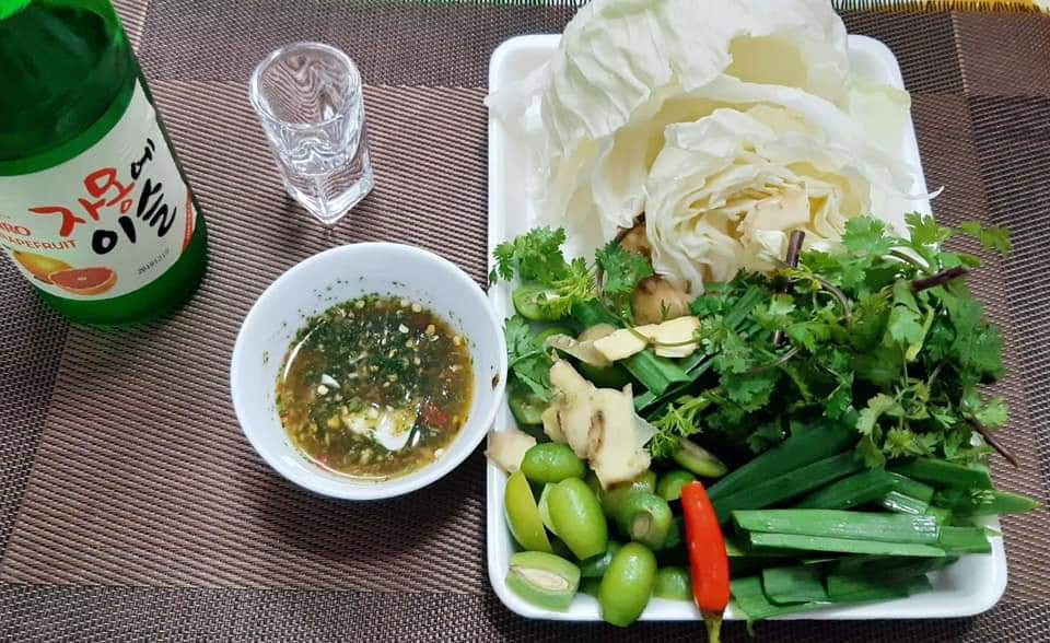 Gần đây, trên các diễn đàn, nhót xanh cuộn cải bắp chấm chẩm chéo được rao bán liên tục. Người bán hàng thường chuẩn bị gia vị, các loại rau và tất cả đều được bán theo set để các chị em công sở có thể thưởng thức luôn.